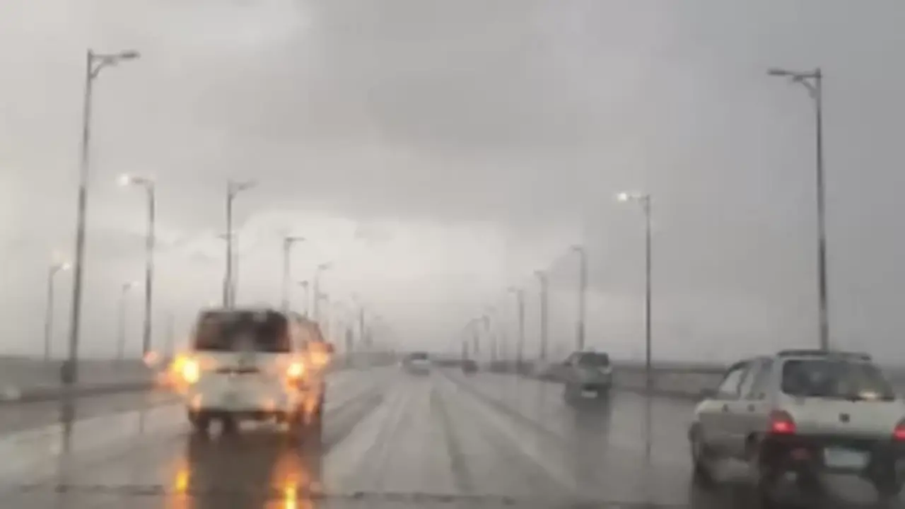 تحذير الأرصاد.. ضباب كثيف يحجب الرؤية على الطرق السريعة صباح الأحد